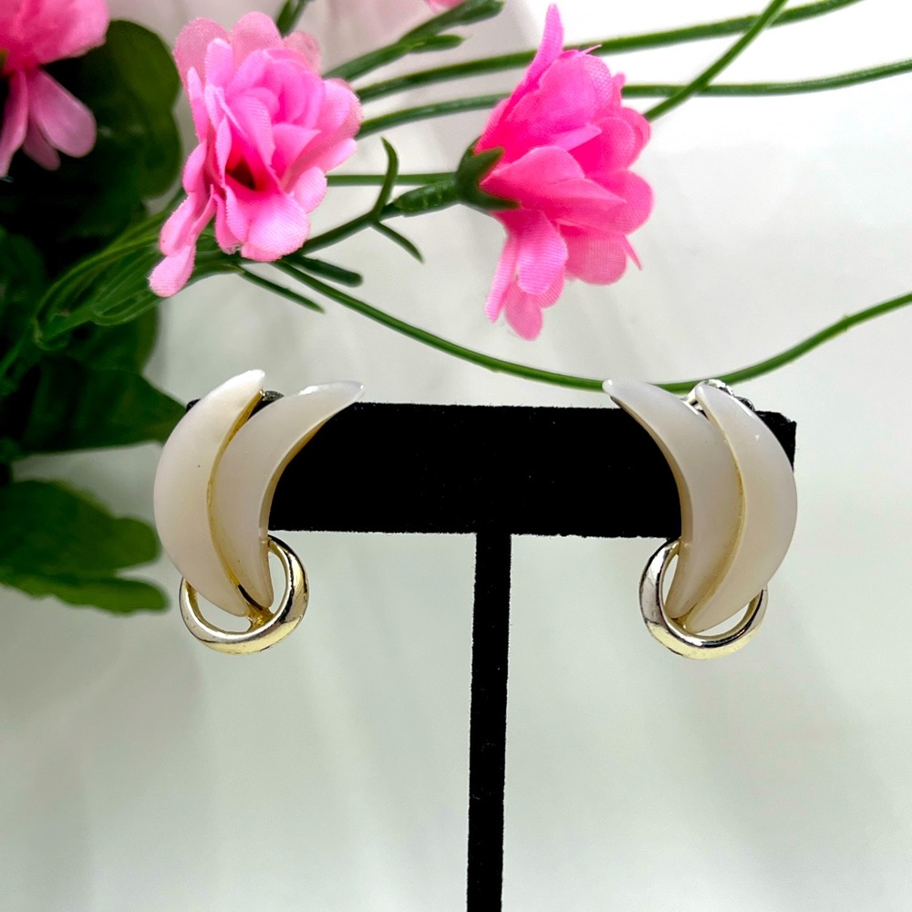 Claudette Signed Vintage White Acrylic Abstract Clip On Earrings